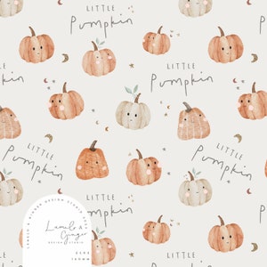 Op de afbeelding: Een herhalend patroon met aquarel illustraties van lachende pompoenen in oranje en crème, met groene stelen en bladeren. De woorden "Little Pumpkin" zijn geschreven in een handschriftstijl. Kleine sterren en halve manen zijn verspreid over de lichtbeige achtergrond.