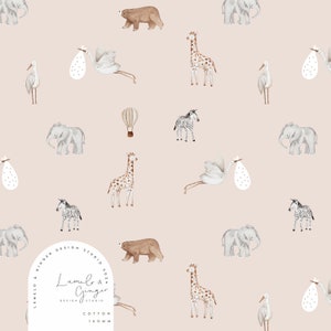 以下が含まれることがあります： 水彩画風のキリン、シマウマ、ゾウ、クマなど、さまざまな動物が描かれたシームレスなパターン。背景は薄いピンク色です。ベビーの寝室の装飾や子供服に最適です。