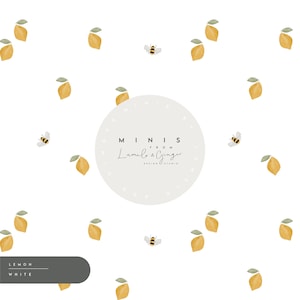Könnte beinhalten: Ein weißer Hintergrund mit einem sich wiederholenden Muster aus gelben Zitronen, grünen Blättern und kleinen gelben und schwarzen Bienen. Der Text "MINIS FROM Lumio & Ginger DESIGN STUDIO" befindet sich in einem Kreis in der Mitte des Bildes. Die Wörter "LEMON WHITE" befinden sich am unteren Rand des Bildes.