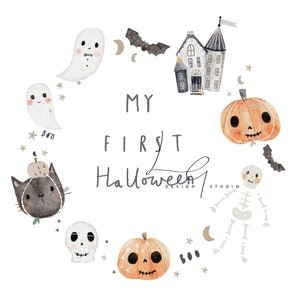 Puede incluir: Una ilustración de acuarela de una corona de Halloween espeluznante con un gato negro, fantasmas, calabazas, una calavera, un esqueleto y una casa encantada. La corona dice "My First Halloween Design Studio".