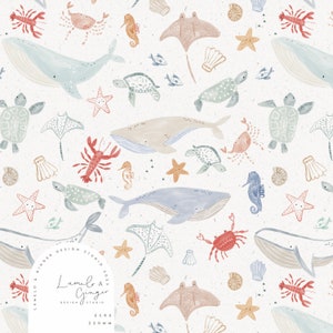 Może przedstawiać: Wzór bez szwów przedstawiający różne stworzenia morskie, w tym wieloryby, koniki morskie, kraby, rozgwiazdy i żółwie. Wzór jest w odcieniach niebieskiego, czerwonego i beżowego na białym tle. Tekst "Lumelo & Ginger Design Studio 2023" znajduje się w kółku w lewym dolnym rogu. Tekst "Ecru 220mm" znajduje się pod kółkiem.