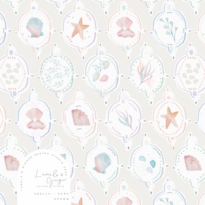 以下が含まれることがあります： パステルカラーの貝殻、ヒトデ、海藻の水彩画のシームレスパターン。パターンは薄いベージュの背景に設定されており、「Lumelo & Ginger Design Studio 2021 Shells - Ecru 200mm」というテキストが含まれています。