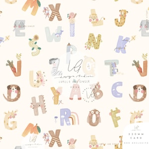 Könnte beinhalten: Ein skurriles Alphabet-Design mit Buchstaben, die mit Tieren und Objekten wie einem Zebra, Löwen und Eis dekoriert sind. Die Buchstaben sind in sanften Pastellfarben auf cremefarbenem Hintergrund gehalten. Das Design enthält den Text "LUMELO AND GINGER" und "220 MM CARD NON EXCLUSIVE".