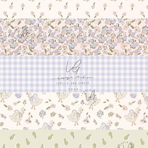 Könnte beinhalten: Eine Auswahl an Stoffmustern. Die Designs umfassen kleine rosa Blumen auf cremefarbenem Hintergrund, blau-rosa Blumenmuster, ein hellblaues Vichy-Karo und ein Muster mit Enten mit Schleifen. Das untere Muster zeigt grüne Birnen.