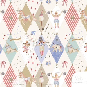 Puede incluir: Un patrón con temática de circo con formas de rombos en crema, dorado y azul. El diseño incluye ilustraciones de animales de circo, artistas y estrellas. El texto incluye "LUMELO AND GINGER" y "200 MM CARD".