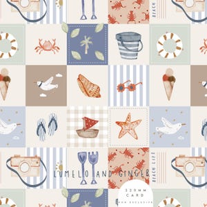 Op de afbeelding: Een patroonstof met illustraties met strandthema. Het ontwerp bevat afbeeldingen van een krab, zeilboot, zeester, ijsje en een camera. Het kleurenpalet bestaat uit blauw, bruin en rood. De tekst "LUMELO AND GINGER" is zichtbaar.