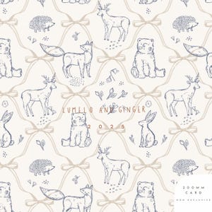 Puede incluir: Patrón repetitivo con dibujos lineales en azul marino de animales del bosque, incluyendo ciervos, zorros, osos, erizos y conejos. El diseño está sobre un fondo crema con acentos de cinta beige. El texto "LUMELO AND GINGER 2025" es visible.