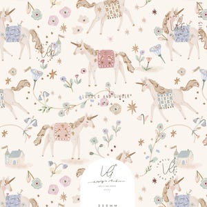 Könnte beinhalten: Ein sich wiederholendes Muster auf cremefarbenem Hintergrund mit Einhörnern mit gemusterten Decken, kleinen Häusern und floralen Elementen. Der Text lautet Lumelo and Ginger 2026, und ein weißes Etikett unten zeigt 220 mm card non exclusive.