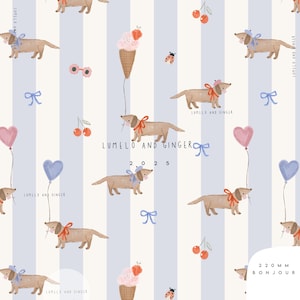 Puede incluir: Un patrón caprichoso con perros salchicha con lazos, conos de helado, cerezas, mariquitas y globos en forma de corazón. El diseño incluye rayas verticales azules y blancas, con el texto "LUMELO AND GINGER" y "2025".