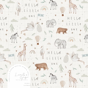 以下が含まれることがあります： キリン、シマウマ、ゾウ、クマなど、さまざまな動物と、熱気球、雲、虹が描かれたシームレスなパターン。パターン全体に「HELLO little ONE」というテキストが繰り返されています。