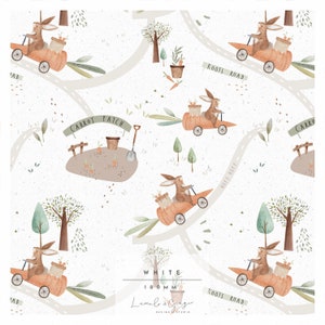 Peut inclure: Un motif sans couture blanc avec des lapins bruns conduisant des voitures de carottes orange sur une route sinueuse. Le motif comprend également des arbres verts, des pots bruns avec des plantes vertes et le texte "Carrot Patch", "Roots Road" et "Hop, Hop, Hop".