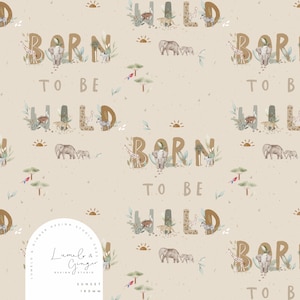 Può includere: Uno sfondo beige con un motivo ripetuto delle parole "Born to be Wild" in lettere marroni. Le lettere sono decorate con illustrazioni di animali, piante e il sole. Le parole "Lumelo & Ginger Design Studio 2023" sono in un cerchio nella parte inferiore dell'immagine. Le parole "Sunset 180mm" sono sotto il cerchio.
