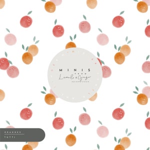 Könnte beinhalten: Ein nahtloses Muster mit Aquarell-Illustrationen von Orangen in den Farben Rosa, Orange und Braun. Das Muster ist auf weißem Hintergrund und enthält den Text "MINIS FROM Lumelo & Ginger DESIGN STUDIO".