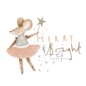 Può includere: Illustrazione ad acquerello di una ballerina topo che tiene una bacchetta a stella, con le parole "Merry & Bright Design Studio". Il topo indossa un top grigio e un tutù rosa. Stelle e scintille circondano il topo.