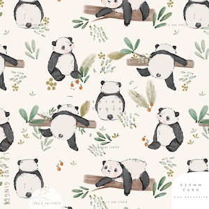 Può includere: Un motivo ripetuto di panda dei cartoni animati in bianco e nero, con fogliame verde e marrone, su sfondo crema. Il testo "LO AND GINGER" e "LUMILO AND GINGER" è visibile. Il testo "220 MM CARD HOM EXCLUSIVE" è anch'esso visibile.