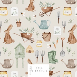 Pode incluir: Um padrão de aquarela com uma variedade de elementos temáticos de jardinagem e fazenda, incluindo coelhos, potes de mel, carrinhos de mão, regadores, sementes e ferramentas de jardinagem. O padrão está sobre um fundo bege claro.