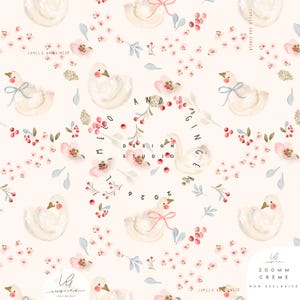 Può includere: Motivo acquerello color crema con cigni bianchi adornati da fiocchi rosa, circondati da fiori rosa, bacche rosse e foglie blu. Il design include il testo: LUMELO AND GINGER, DESIGN STUDIO 2026, 200MM CREME e NON EXCLUSIVE.