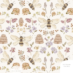 以下が含まれることがあります： クリーム、茶色、紫、黄色の水彩画イラストで描かれた、蜂、蜂の巣、花をモチーフにした繰り返し模様。テキスト「LUMILO AND GINGER」と「DESIGN STUDIO」が表示されています。カードのサイズは220mmです。