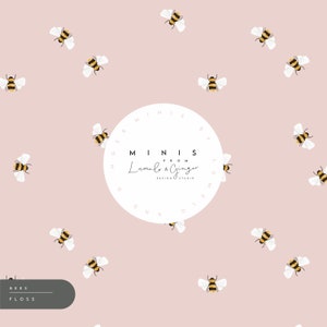 Könnte beinhalten: Ein rosa Hintergrund mit einem weißen Kreis, der den Text "MINIS FROM Lumelo & Ginger DESIGN STUDIO" enthält, und einem Muster aus gelben und schwarzen Bienen. Der Text "BEES FLOSS" befindet sich unten links im Bild.