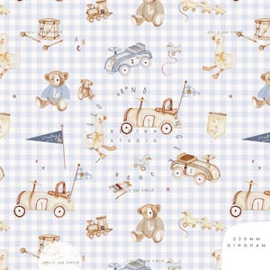 以下が含まれることがあります： 水彩イラストの繰り返し模様。薄い青と白のギンガムチェックの背景に、おもちゃの車、テディベア、ガチョウ、ドラム、電車が描かれています。「LUMELO AND GINGER」と「VINTAGE」の文字が見えます。