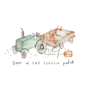 Peut inclure: Un tracteur vert avec une charrette en bois remplie de citrouilles orange, blanches et vertes. Le tracteur est sur un fond blanc avec le texte "Down at THE PUMPKIN patch" et "DESIGN STUDIO" en dessous de l'image.