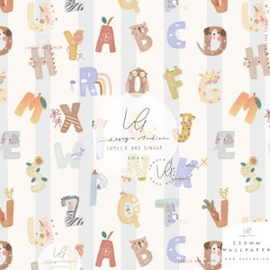 Könnte beinhalten: Ein verspieltes Tapetendesign mit dem Alphabet und Tierillustrationen. Jeder Buchstabe ist mit einem Tier verziert, darunter ein Hund, eine Giraffe und ein Zebra. Der Hintergrund hat vertikale Streifen in Hellblau und Weiß. Der Text "LUMELO AND GINGER" ist sichtbar.