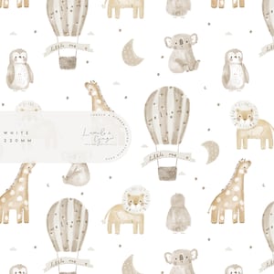 以下が含まれることがあります： 白地に、茶色とベージュの動物のイラストが繰り返し描かれたパターン。動物には、キリン、ライオン、コアラ、ペンギン、熱気球が含まれています。熱気球には「Welcome Little One」の文字が書かれています。背景には円の中に「Lumils & Ginger」の文字があります。