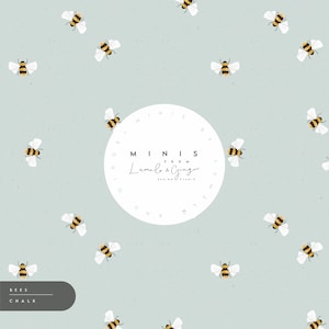 Puede incluir: Un fondo azul claro con un patrón repetitivo de abejas blancas. Las abejas tienen rayas negras y acentos amarillos. El texto "MINIS FROM Lumelo & Ginger DESIGN STUDIO" está en un círculo blanco con un contorno negro.