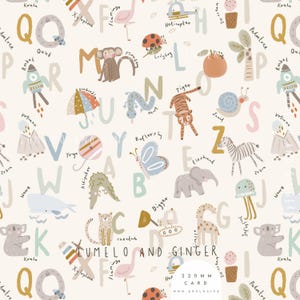 Peut inclure: Un tableau d'alphabet coloré avec des illustrations d'animaux, d'objets et de la nature. Le tableau présente un fond rose clair avec un motif répétitif de lettres, de mots et d'images. Les lettres sont dans un style ludique et dessiné à la main, et les illustrations sont vives et fantaisistes. Le tableau comprend des mots comme "koala", "xylophone", "flamand rose", "hélicoptère", "coccinelle", "tigre", "palmier", "volcan", "yoyo", "alligator", "papillon", "pelleteuse", "éléphant", "zèbre", "méduse", "guépard", "glace", "girafe", "koala", "fusée", "parapluie", "escargot", "rapide", "fourmi", "suivant", "vague", "et plus. Le tableau est intitulé "LUMELO AND GINGER" et comprend le texte "220 MM CARD NON EXCLUSIVE".