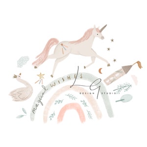 Peut inclure: Une illustration fantaisiste représentant une licorne blanche avec une crinière et une queue roses, un cygne rose, un arc-en-ciel avec les mots "magical wishes" écrits dessus et un petit château avec un drapeau. L'illustration est sur un fond blanc.