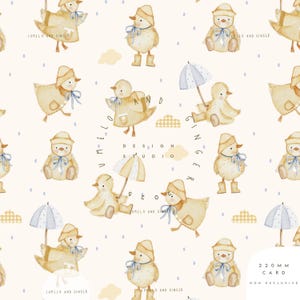 Può includere: Un motivo ripetuto di anatroccoli ad acquerello con abbigliamento da pioggia, tra cui cappelli, impermeabili e stivali, con ombrelli. Il design include gocce di pioggia blu e nuvole su sfondo crema. Testo: "LUMELO AND GINGER", "DESIGN STUDIO", e "220 MM CARD".