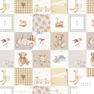 以下が含まれることがあります： ヴィンテージのおもちゃのイラストが特徴のパッチワーク生地のデザイン。テディベア、おもちゃの車、アヒル、電車などのパターンが、ニュートラルな色調とチェック柄の正方形の背景に配置されています。「DESIGN STUDIO」と「LUMELO AND GINGER」の文字が見えます。