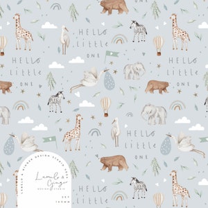 以下が含まれることがあります： 薄い青色の背景に、動物、雲、星、虹、熱気球が繰り返しパターンで描かれています。動物には、キリン、シマウマ、ゾウ、クマ、コウノトリが含まれています。テキスト「HELLO little ONE」はパターン全体に繰り返されています。