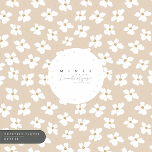 Pode incluir: Um fundo bege com um padrão repetitivo de flores de mel brancas. O texto "MINIS FROM Lumelo & Ginger DESIGN STUDIO" está em um círculo branco com uma borda dourada.