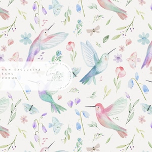 以下が含まれることがあります： 薄いベージュの背景に、水彩画で描かれたハチドリ、蝶、花が描かれたシームレスなパターン。パターンは幅220mmで、非独占です。パターンには「Lumble & Ginger Design Studio」のテキストも含まれています。