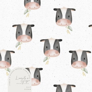 Könnte beinhalten: Ein nahtloses Muster mit Aquarell-Illustrationen von schwarz-weißen Kühen mit rosa Nasen, die grüne Blätter fressen. Der Hintergrund ist hellbeige mit einer dezenten gesprenkelten Textur. Das Muster ist perfekt für Stoff, Tapete oder Geschenkpapier.