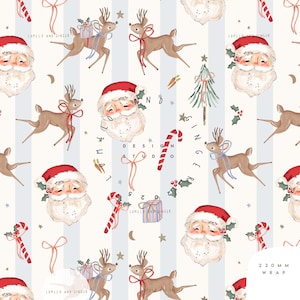Puede incluir: Un patrón navideño caprichoso con Santa Claus, renos, bastones de caramelo y árboles de Navidad. El diseño incluye rayas verticales azul claro y elementos decorativos como estrellas y acebo. El texto "LUMELO AND GINGER" es visible.