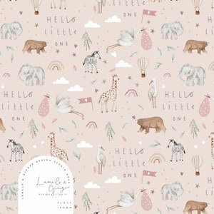 以下が含まれることがあります： キリン、シマウマ、ゾウ、クマなど、さまざまな動物が描かれたピンクと白のシームレスパターン。雲、星、虹、そして「Hello Little One」というテキストも含まれています。
