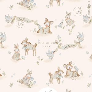 Könnte beinhalten: Ein hellrosa Stoffmuster mit Aquarellillustrationen von Rehkitzen, Kaninchen und kleinen blauen Vögeln zwischen winzigen Blumen. Das Design enthält Banner mit dem Text Let love grow und dem Markennamen Lumelo and Ginger 2026.