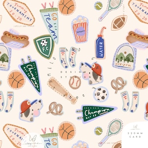 Op de afbeelding: Een speels patroon met sportgerelateerde illustraties. Het bevat basketballen, honkballen, tennisrackets, American footballs, popcorn, hotdogs, wimpels en een hond met een honkbalpet. Het ontwerp heeft een handgetekende stijl met een zacht kleurenpalet.