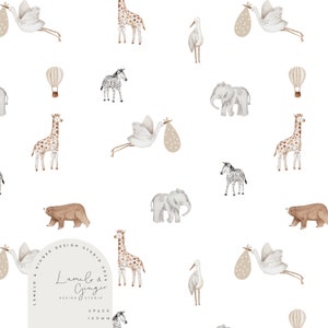 Puede incluir: Un patrón sin costuras que presenta una variedad de animales, incluyendo jirafas, cebras, elefantes, osos y cigüeñas. Los animales están ilustrados en un estilo acuarela con tonos marrones, grises y blancos apagados. El fondo es blanco.