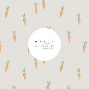 Könnte beinhalten: Ein sich wiederholendes Muster aus Aquarellkarotten mit grünen Spitzen auf hellgrauem Hintergrund. Das Design enthält ein rundes Logo mit dem Text "MINIS from Lumel & Ginger DESIGN STUDIO".