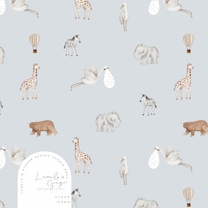以下が含まれることがあります： 薄い青色の背景に、水彩画風のキリン、シマウマ、ゾウ、クマ、コウノトリなど、さまざまな動物が描かれたシームレスなパターン。パターンには、熱気球と「Lumelo & Ginger Design Studio 2021 Cloud 160mm」というテキストも含まれています。