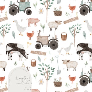 Könnte beinhalten: Ein Aquarellmuster mit Farmtieren, Traktoren und Pflanzen. Das Muster ist auf weißem Hintergrund und enthält eine Kuh, ein Schaf, ein Schwein, Hühner, Gänse und einen Traktor. Das Muster enthält auch ein Schild mit der Aufschrift "FARM".