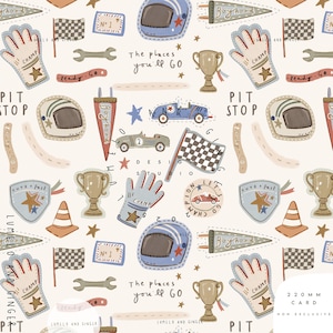 以下が含まれることがあります： クリーム色の背景に、レースをテーマにしたイラストが繰り返されるパターン。 レースカー、ヘルメット、チェッカーフラッグ、手袋、トロフィー、「The places you'll go」の文字が含まれています。 配色は青、ベージュ、茶色です。