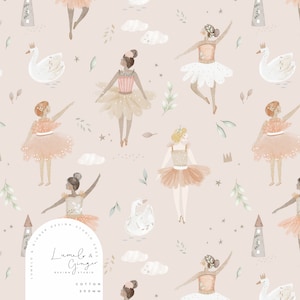 Puede incluir: Un patrón sin costuras con ilustraciones de acuarela de bailarinas en tutús rosas y beige, cisnes, nubes y estrellas sobre un fondo rosa claro. El patrón incluye el texto "Lumelo & Ginger Design Studio 2023 Cotton 200mm".