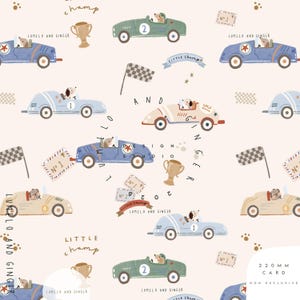 Pode incluir: Padrão repetido com carros de corrida de desenho animado em azul, verde e bege, cada um dirigido por um cão. O design inclui bandeiras quadriculadas, troféus e os textos "Little Champ" e "Lumelo and Ginger".