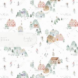 Peut inclure: Une illustration aquarelle d'un village d'hiver avec des maisons, des arbres et des skieurs. Les maisons sont peintes dans des tons de rose, bleu et marron. Les arbres sont verts et blancs. Les skieurs portent des vêtements rouges et bleus. L'arrière-plan est blanc avec un ciel bleu clair. Le texte "SALT 220MM" est imprimé dans le coin inférieur gauche. Le texte "Lumelo & Ginger Design Studio" est imprimé au centre de l'image.
