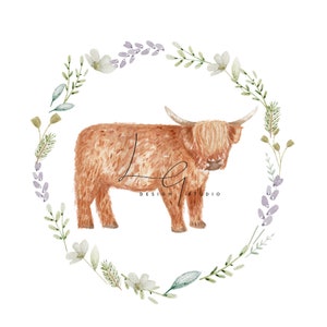 Puede incluir: Una ilustración de acuarela de una vaca Highland marrón de pie en una corona de hojas verdes y flores moradas. El texto "Lg Design Studio" está escrito debajo de la vaca.