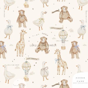 以下が含まれることがあります： テディベア、キリン、ガチョウ、熱気球の水彩イラストを繰り返すパターン。デザインには「LUMELO AND GINGER」、「A TINY hello」、「Welcome」、「BIG dreamy」の文字が含まれています。カードは220mmです。